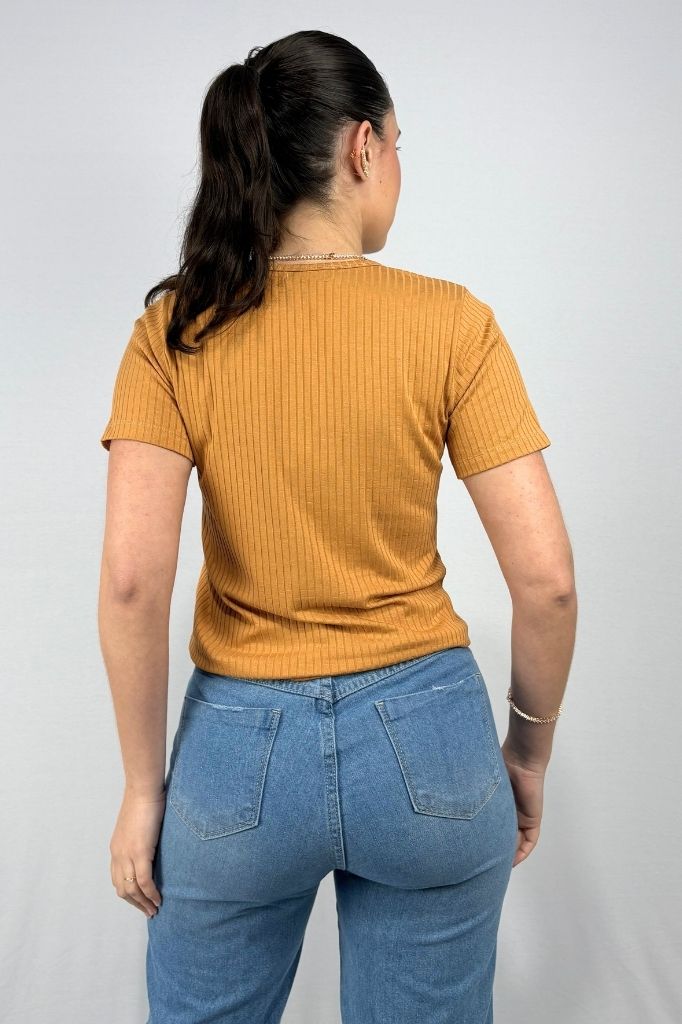Blusa Feminina com Detalhes de Botões em Viscose Canelado