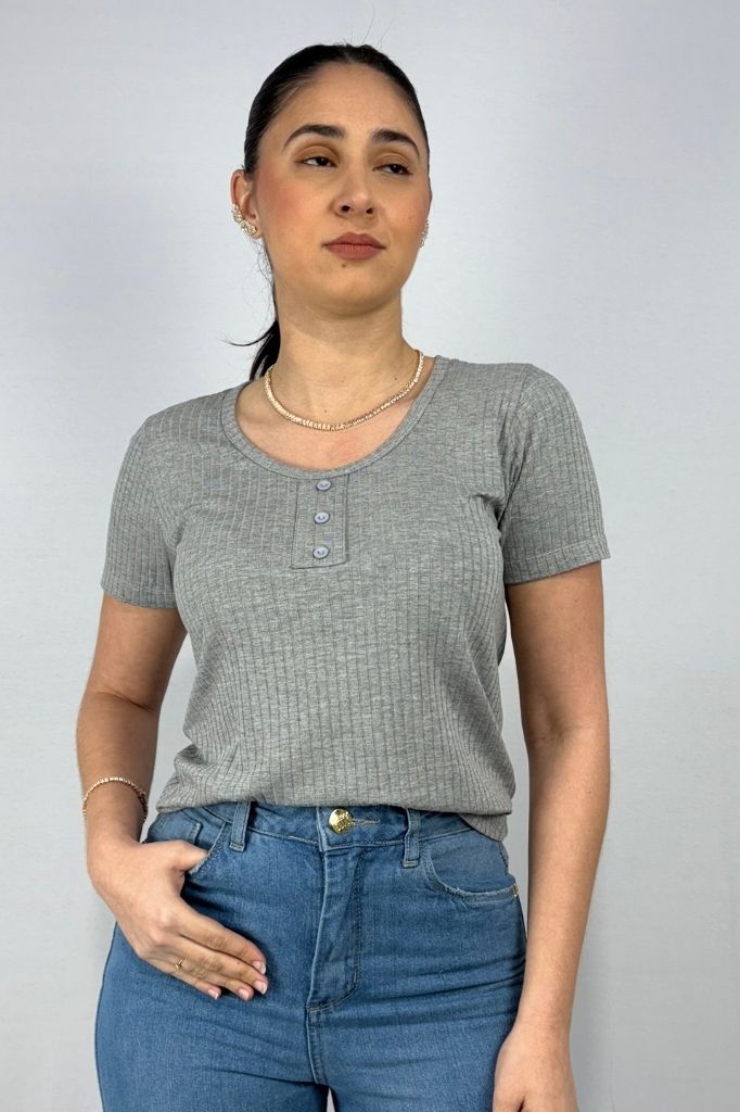 Blusa Feminina com Detalhes de Botões em Viscose Canelado