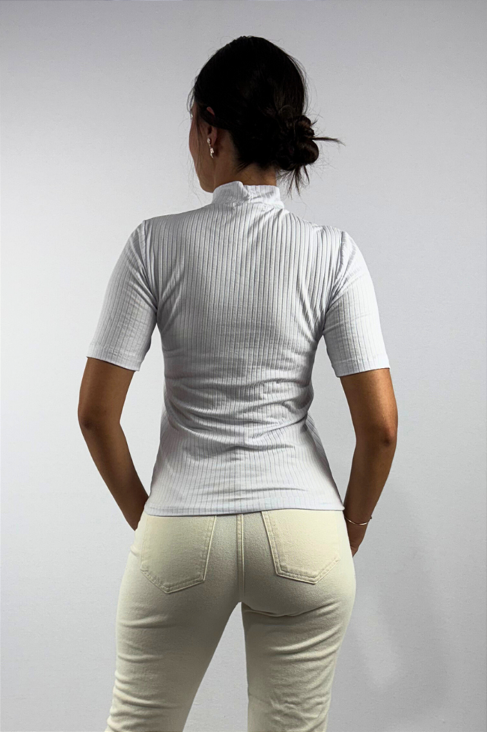 Blusa Feminina Manga Curta e Gola Alta em Viscose Canelado