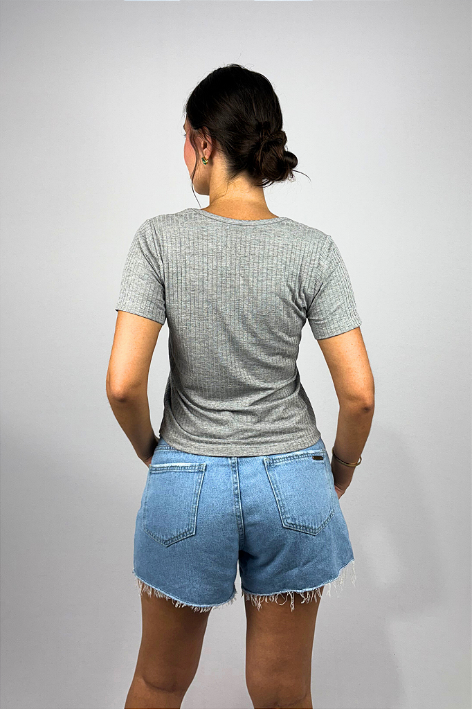 Blusa Feminina com Detalhes de Botões em Viscose Canelado