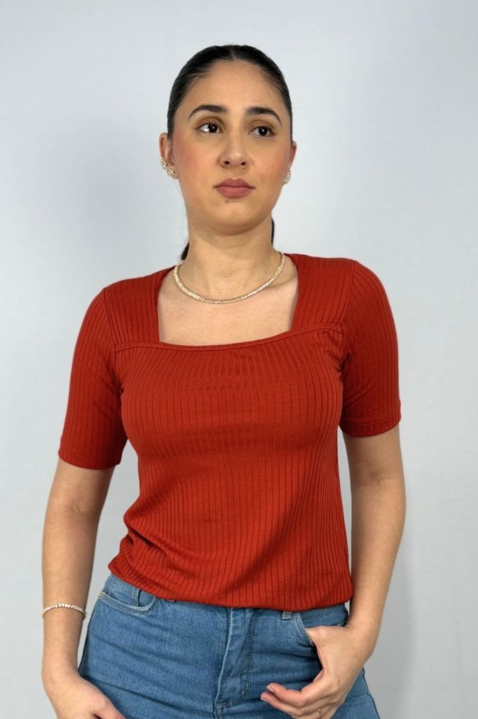 Blusa Feminina com Decote Quadrado em Viscose Canelado