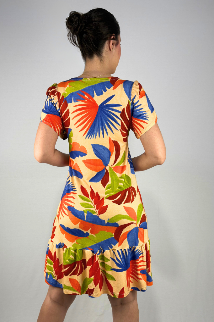 Vestido Curto com Babado e Detalhe Frontal com Botões em Viscolycra e Estampa Digital