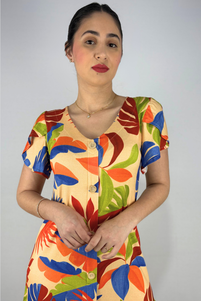 Vestido Curto com Babado e Detalhe Frontal com Botões em Viscolycra e Estampa Digital