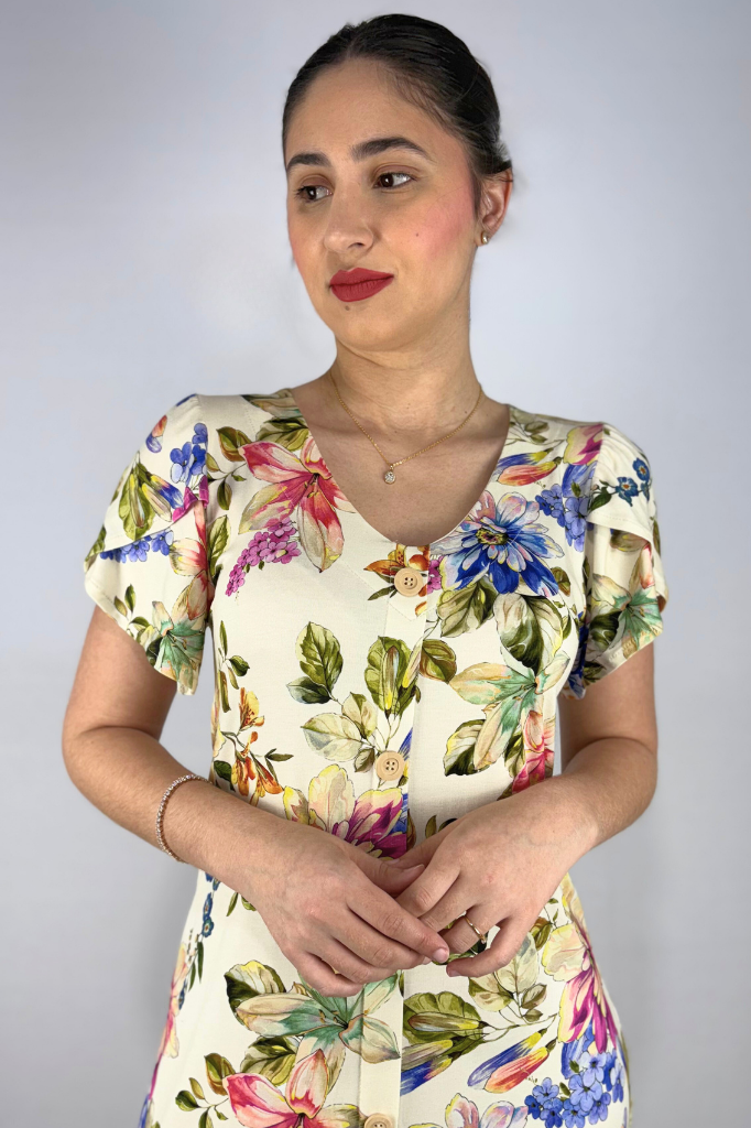 Vestido Curto com Babado e Detalhe Frontal com Botões em Viscolycra e Estampa Digital