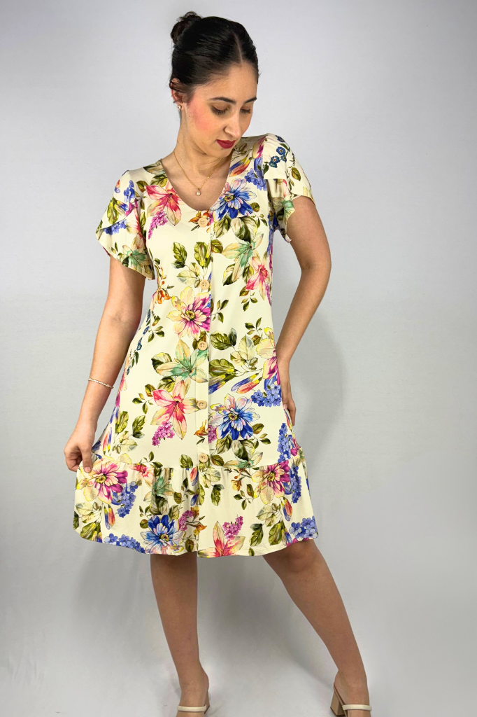 Vestido Curto com Babado e Detalhe Frontal com Botões em Viscolycra e Estampa Digital