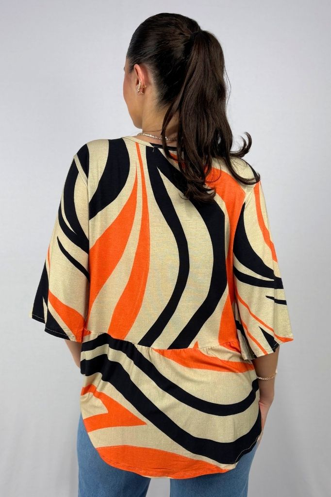 Blusa Bata Estampada com Detalhe em Botões em Viscolycra e Estampa Digital