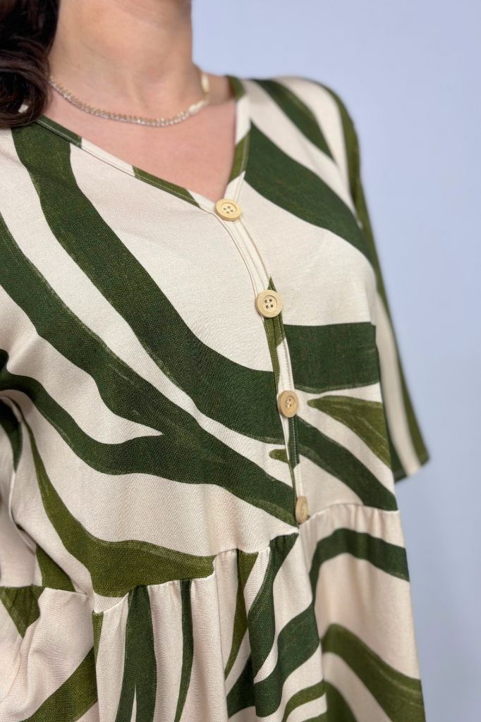 Blusa Bata Estampada com Detalhe em Botões em Viscolycra e Estampa Digital