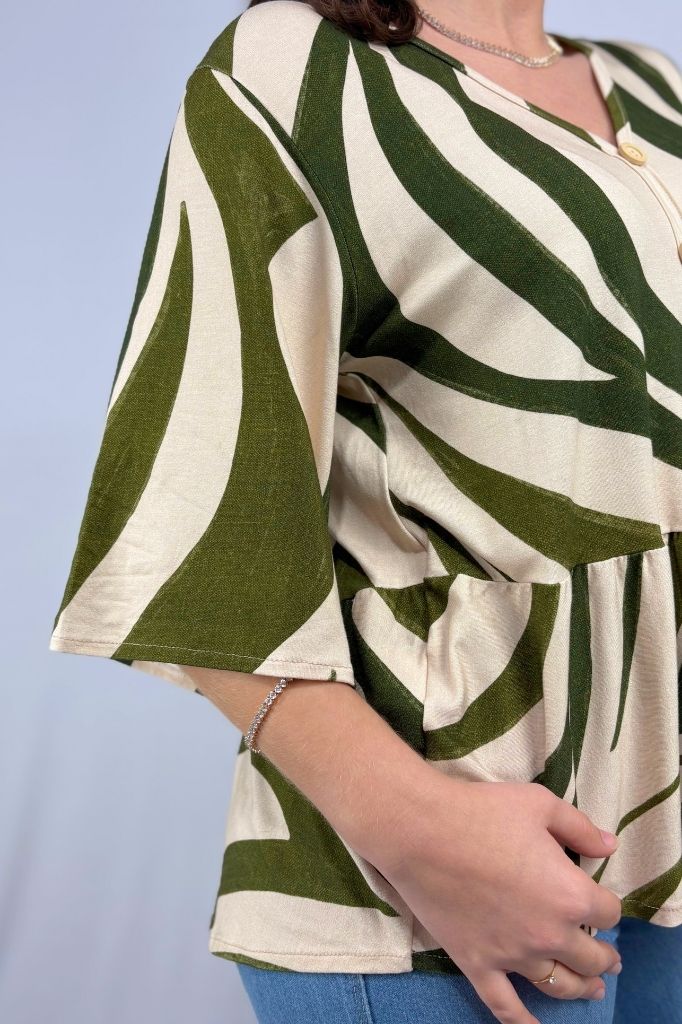 Blusa Bata Estampada com Detalhe em Botões em Viscolycra e Estampa Digital