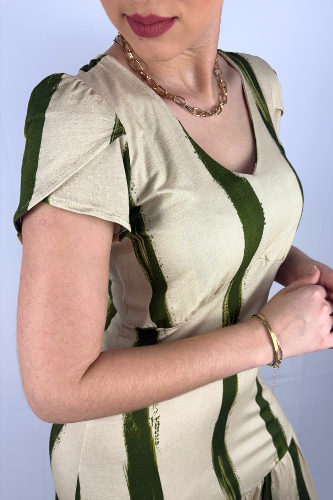 Vestido Curto com Gola V e Manga Tulipa e Babado na Barra em Viscolycra e Estampa Digital