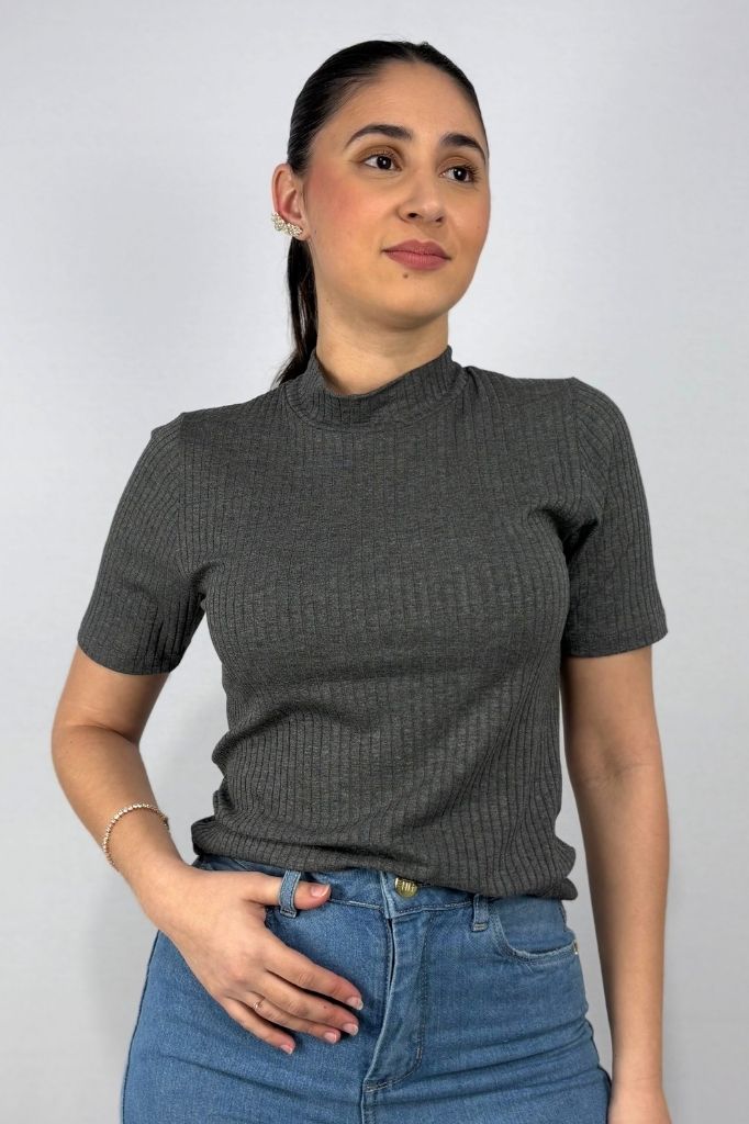 Blusa Feminina Manga Curta e Gola Alta em Viscose Canelado