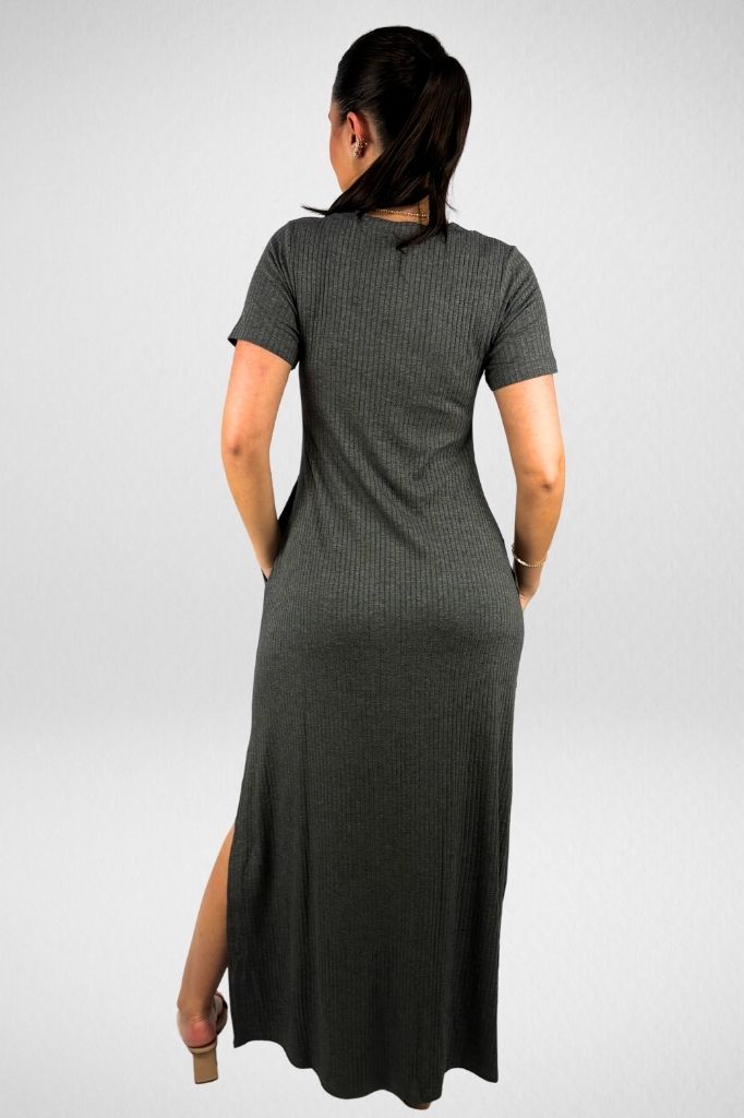 Vestido Longo com Bolso e Fenda Lateral em Viscose Canelado