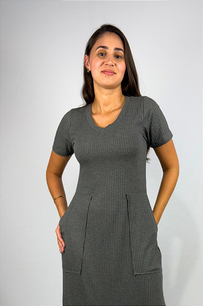 Vestido Longo com Bolso e Fenda Lateral em Viscose Canelado