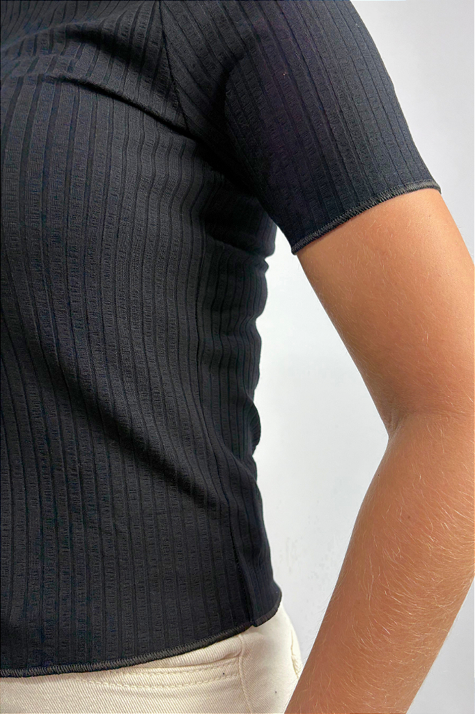 Blusa Feminina com Manga Frufru em Viscose Canelado