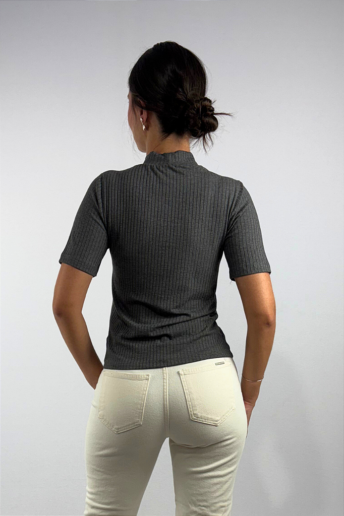 Blusa Feminina Manga Curta e Gola Alta em Viscose Canelado