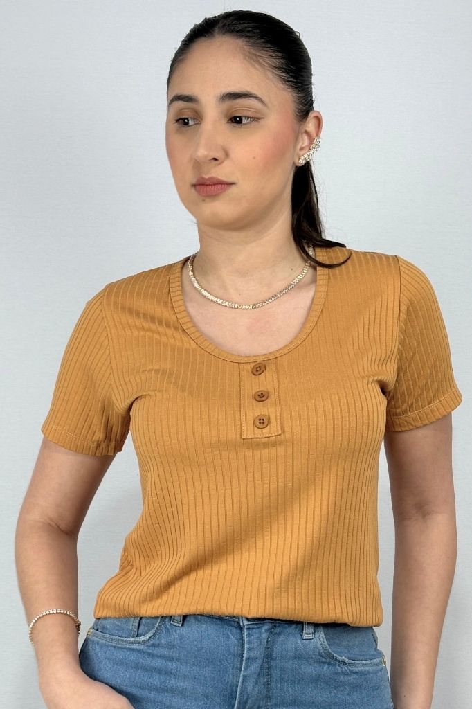 Blusa Feminina com Detalhes de Botões em Viscose Canelado