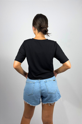 Blusa Cropped com Detalhe Frontal em Viscolycra