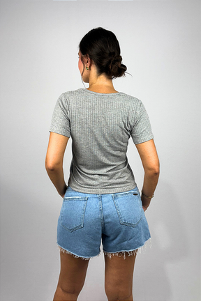 Blusa Feminina com Detalhes de Botões em Viscose Canelado