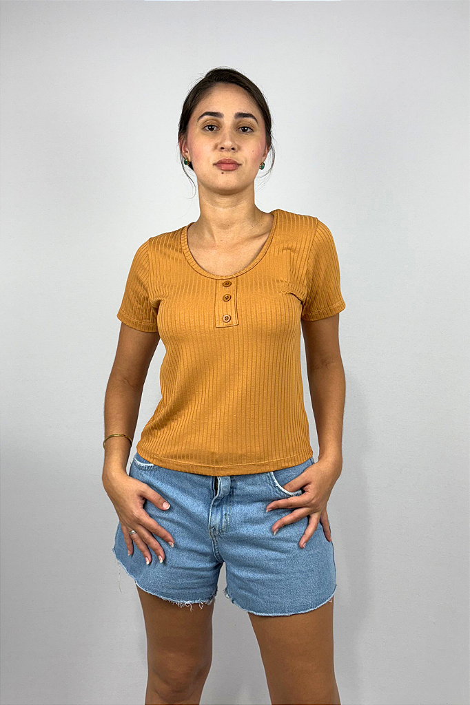 Blusa Feminina com Detalhes de Botões em Viscose Canelado