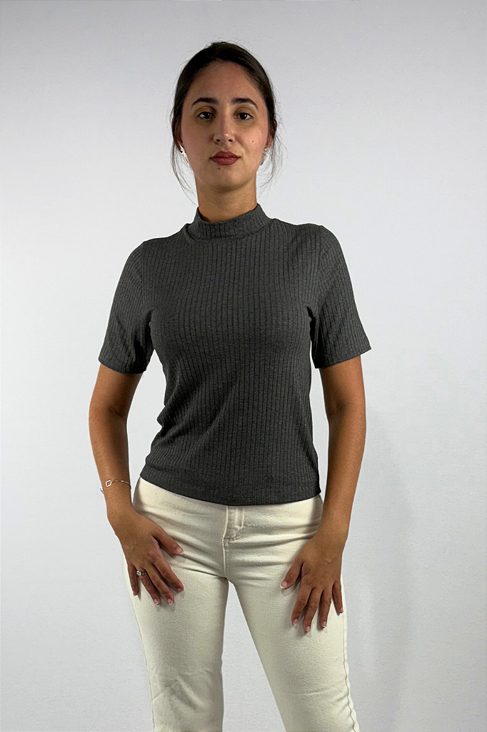 Blusa Feminina Manga Curta e Gola Alta em Viscose Canelado