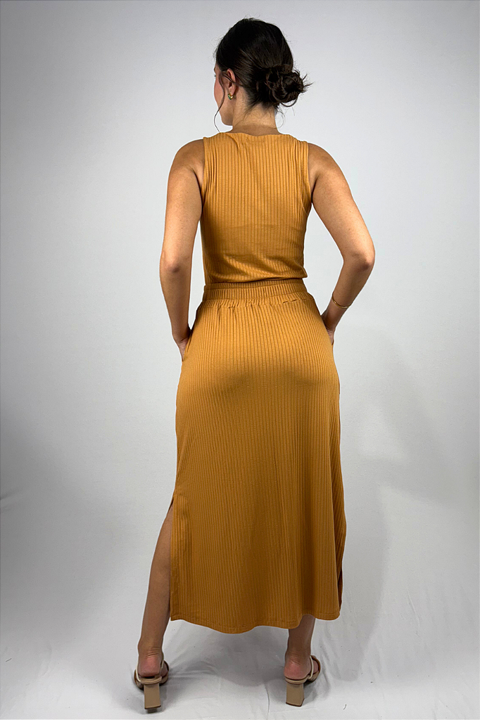 Saia Midi com Bolso e Fenda Lateral em Viscose Canelado