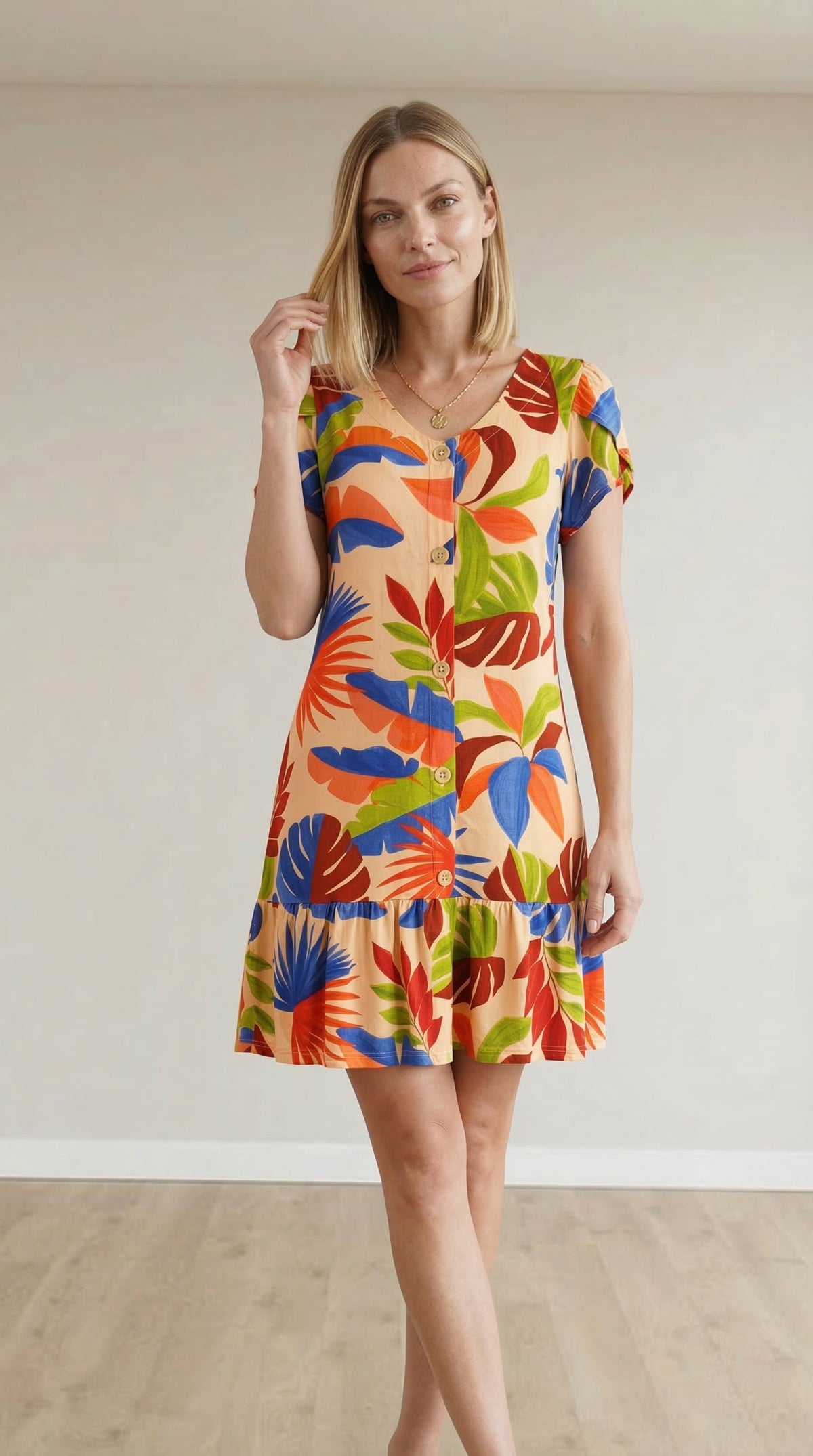 Vestido Curto com Babado e Detalhe Frontal com Botões em Viscolycra e Estampa Digital