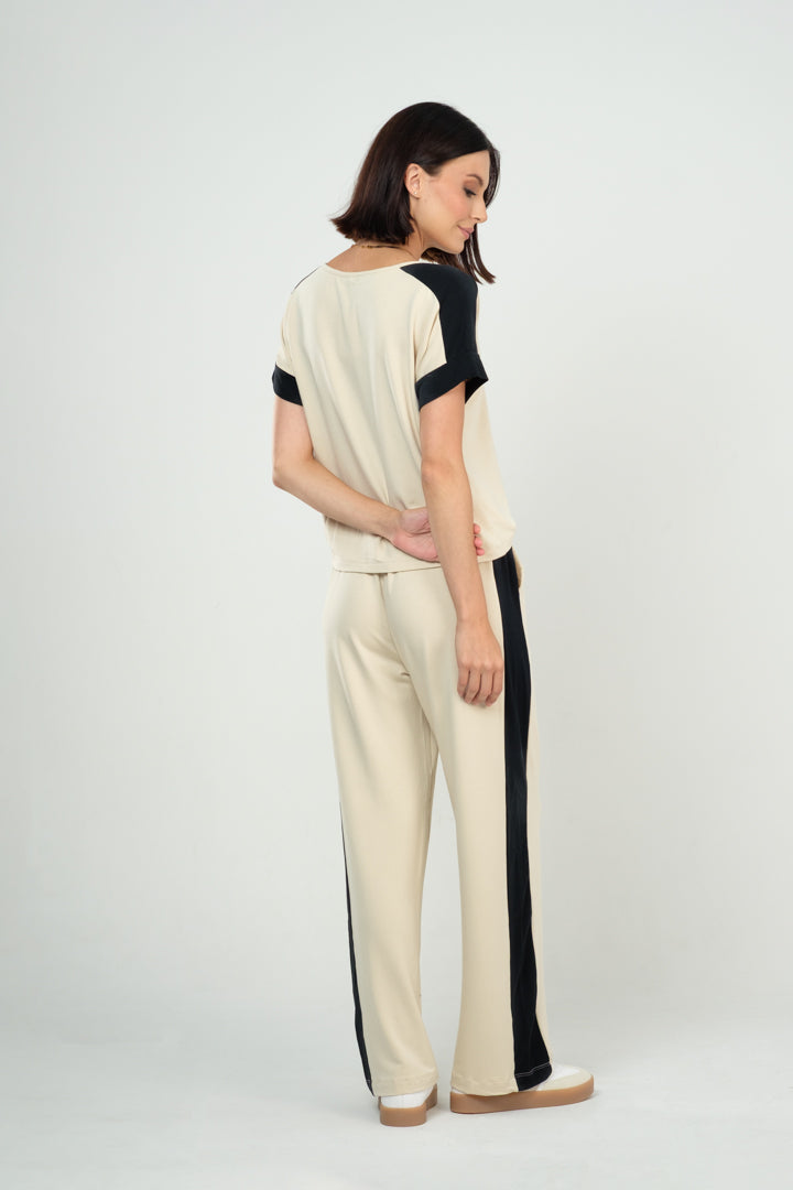 Conjunto Calça e Blusa com Bolsos e Detalhe Bicolor em Visco Moletinho
