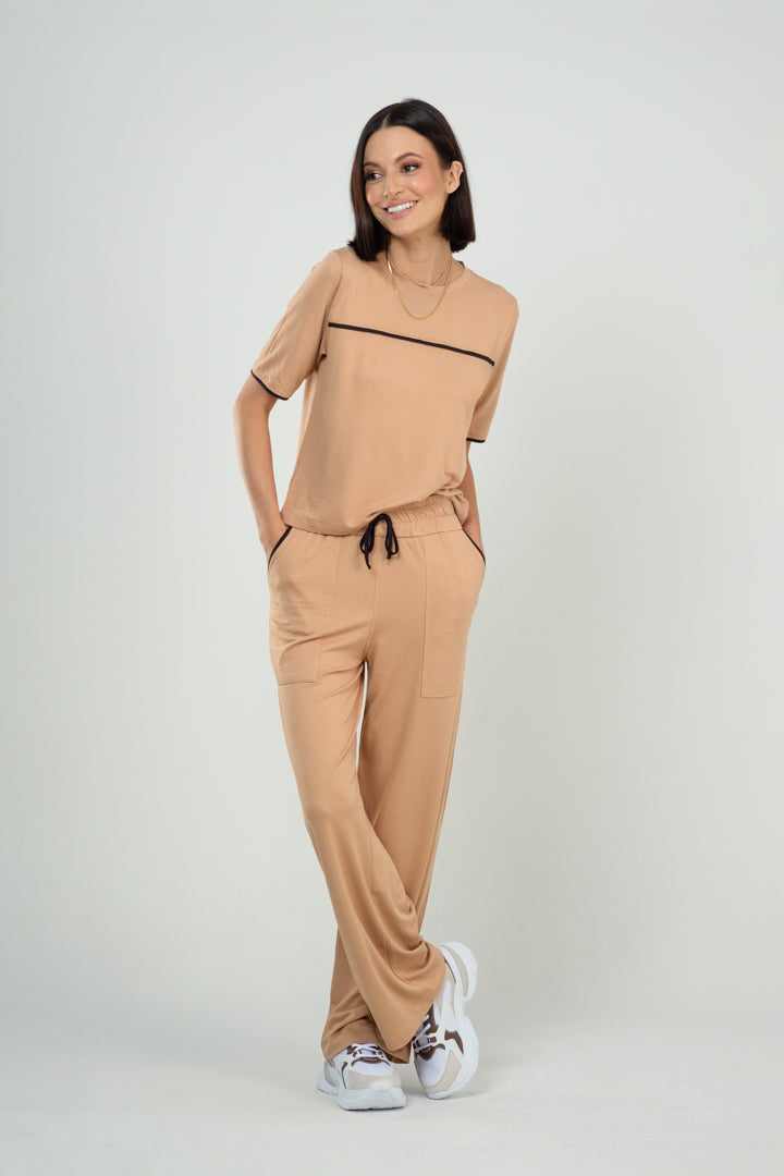 Conjunto Calça e Blusa com Bolsos e Detalhe de Friso em Viscolycra Maquinetado