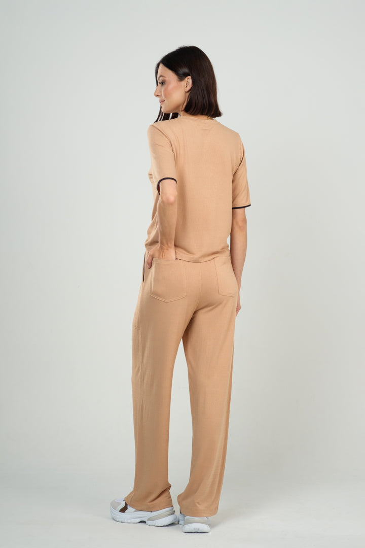 Conjunto Calça e Blusa com Bolsos e Detalhe de Friso em Viscolycra Maquinetado