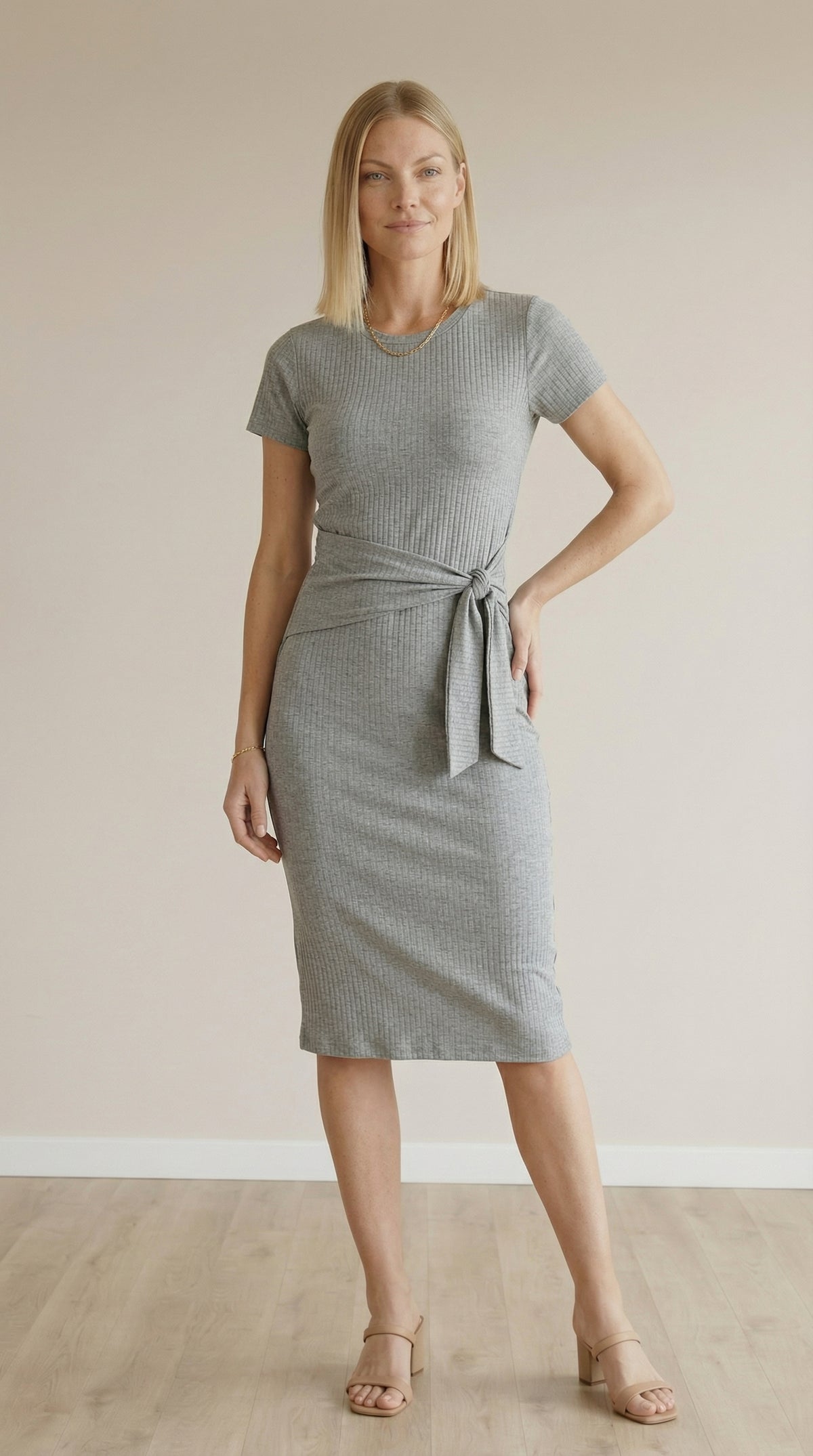 Vestido Midi com Detalhe de Amarração Frontal em Viscose Canelado