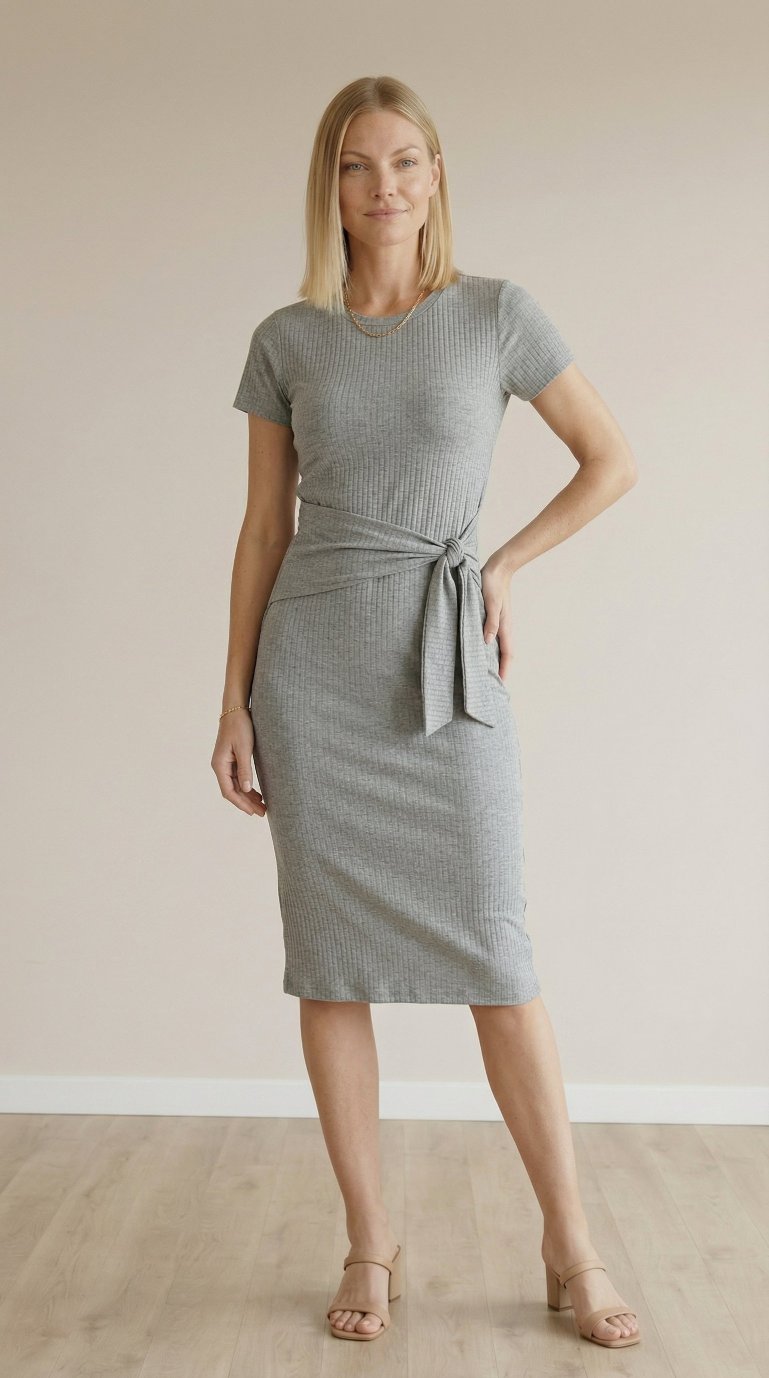Vestido Midi com Detalhe de Amarração Frontal em Viscose Canelado