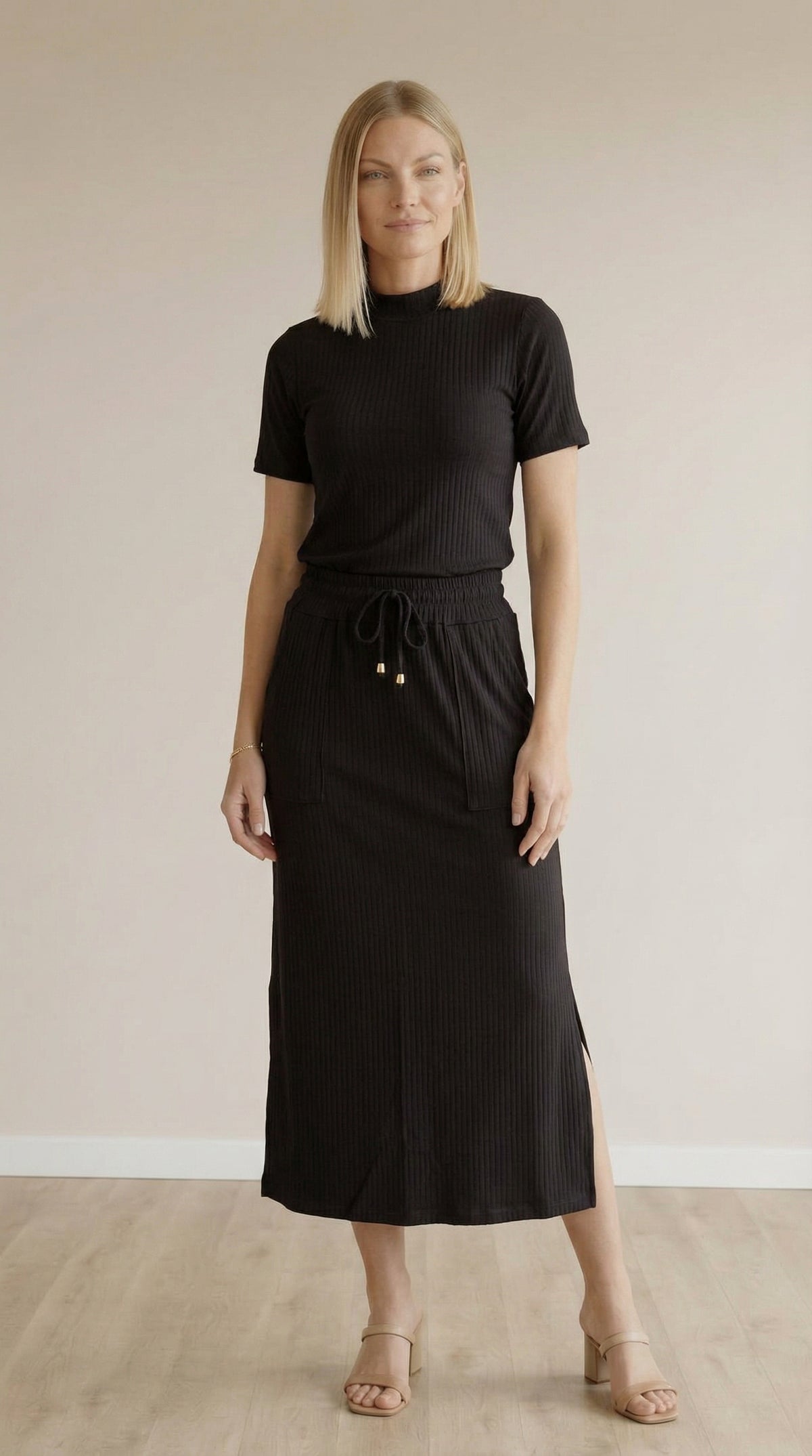 Saia Midi com Bolso e Fenda Lateral em Viscose Canelado