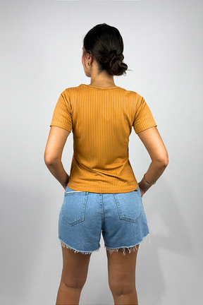 Blusa Feminina com Detalhes de Botões em Viscose Canelado