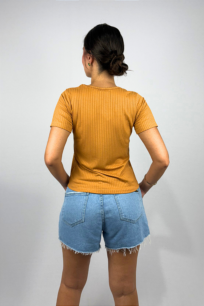 Blusa Feminina com Detalhes de Botões em Viscose Canelado